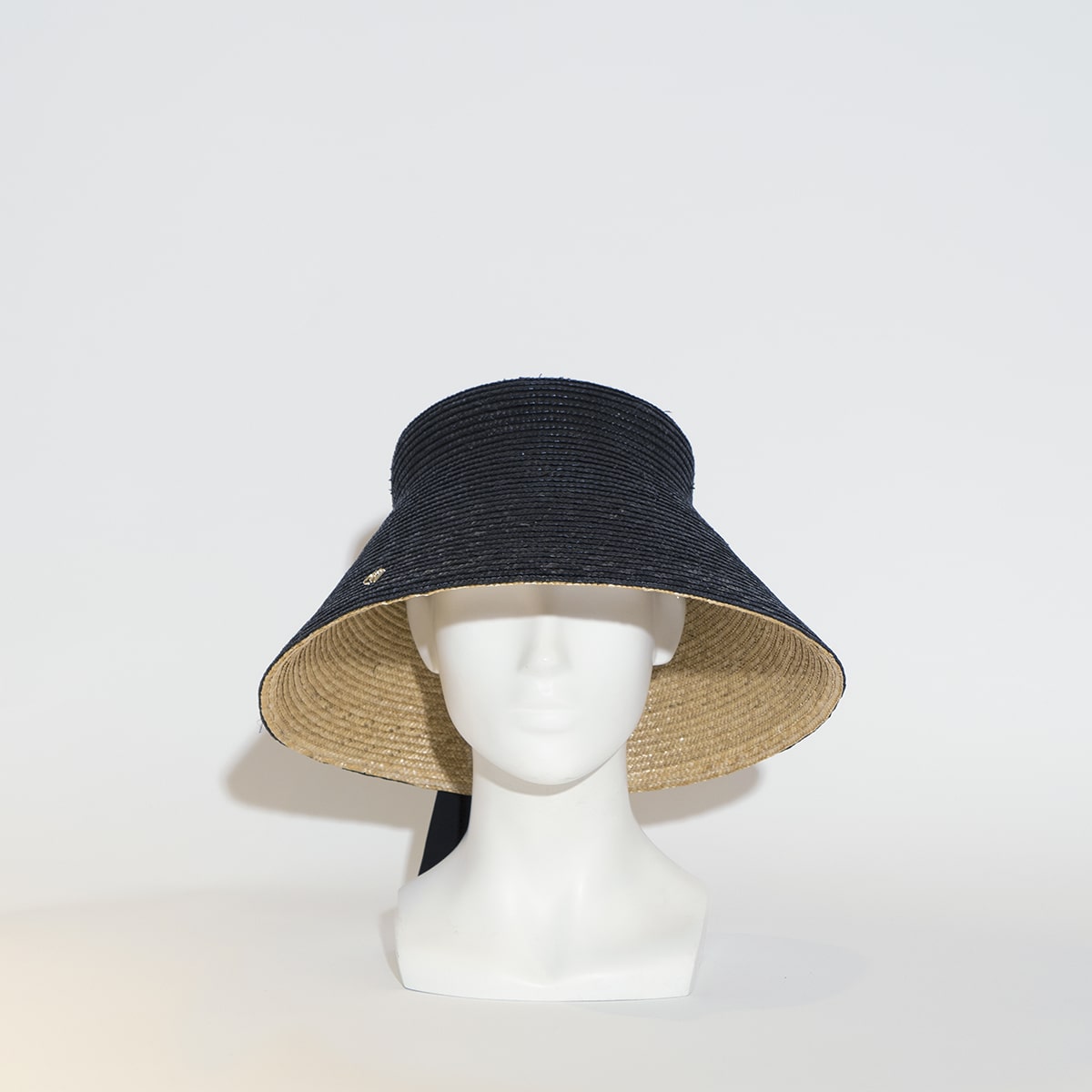 Découvrez notre chapeau capri en paille double bi colore, imaginé et conçu par la modiste italienne Veronica Marucci. D