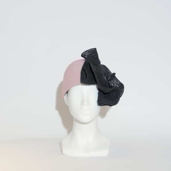 Envie d'une douceur pour vous accompagner cet hiver? N'hésitez plus, venez découvrir notre bonnet en feutre rose pâle, imaginé et conçu par la modiste italienne Veronica Marucci. 