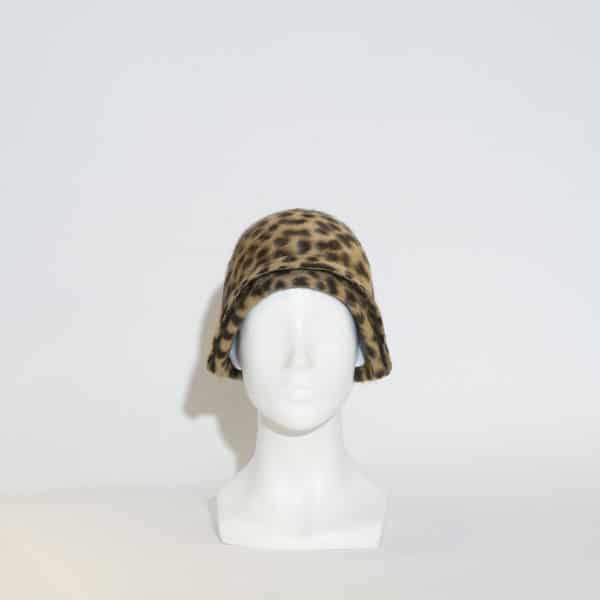 Découvrez Mora, notre magnifique chapeaux cloche en feutre de lapin à motif léopard à poils longs. D