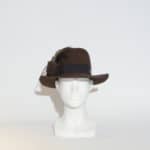 Découvrez Diane, notre petit chapeau fedora en feutre marron à détail plumes diverse, imaginé et conçu par la modiste italienne Veronica Marucci. D'autres modèles sont disponibles sur demande par e-mails ou rendez-nous visite en boutique. 