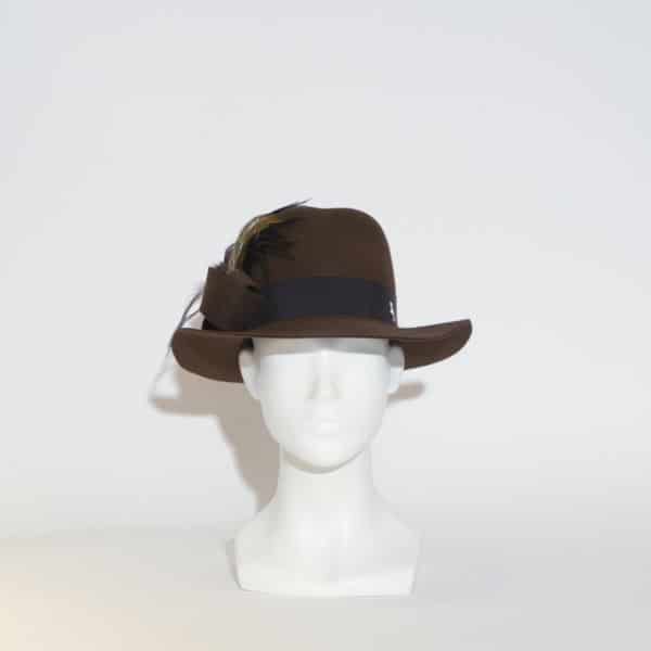 Découvrez Diane, notre petit chapeau fedora en feutre marron à détail plumes diverse, imaginé et conçu par la modiste italienne Veronica Marucci. D
