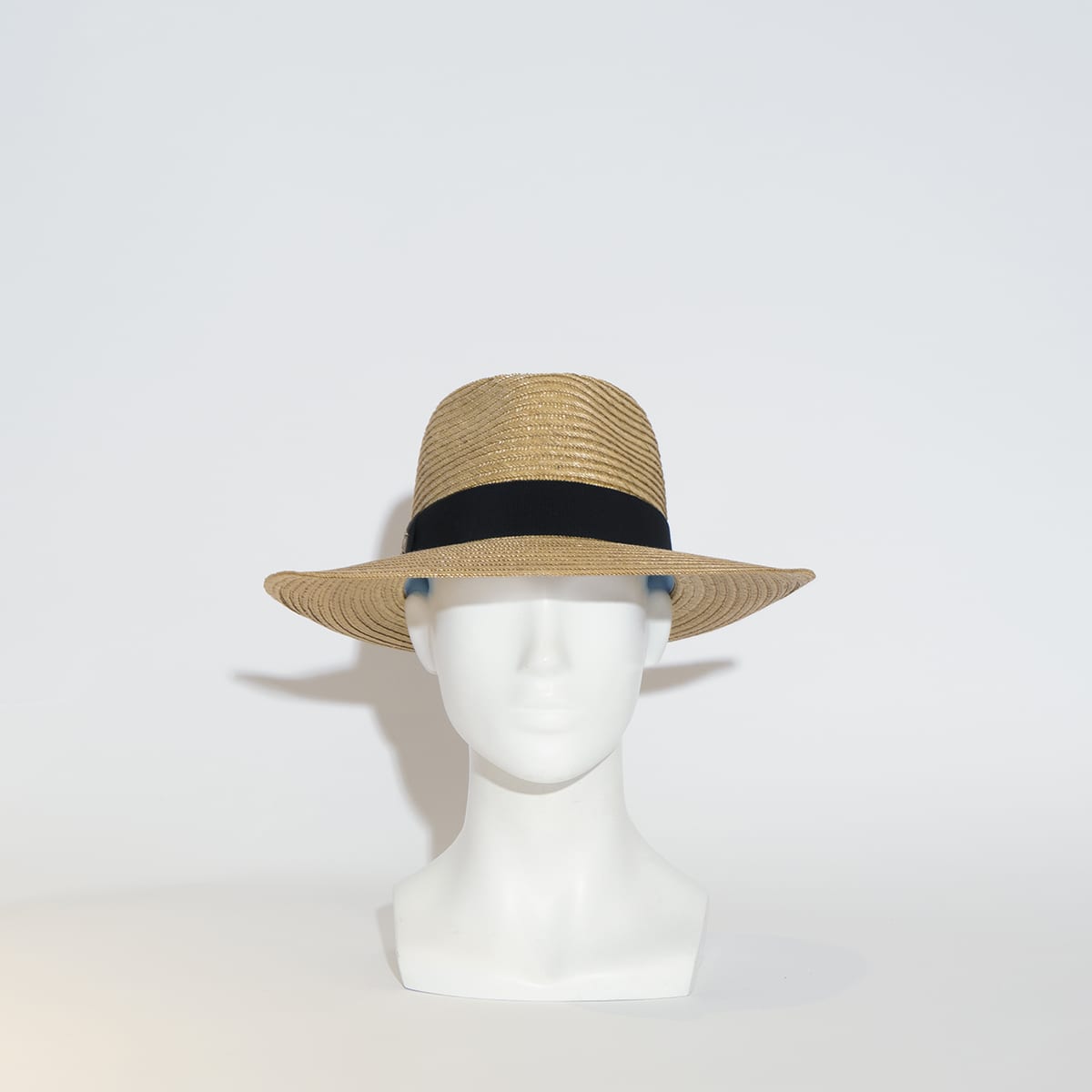 Laissez-vous tenter par notre intemporel fedora paille ancienne naturelle, idéal pour votre été. D