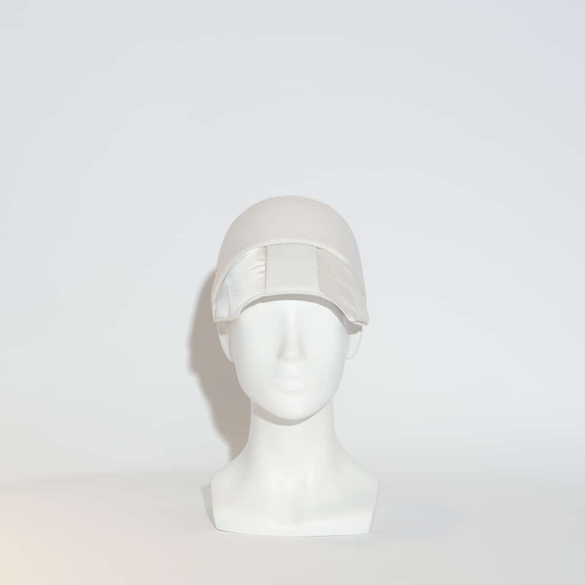 Découvrez Barberella, notre sublime casquette en feutre de lapin blanche, imaginée et conçue par la modiste italienne Veronica Marucci au sein de son atelier parisien. D