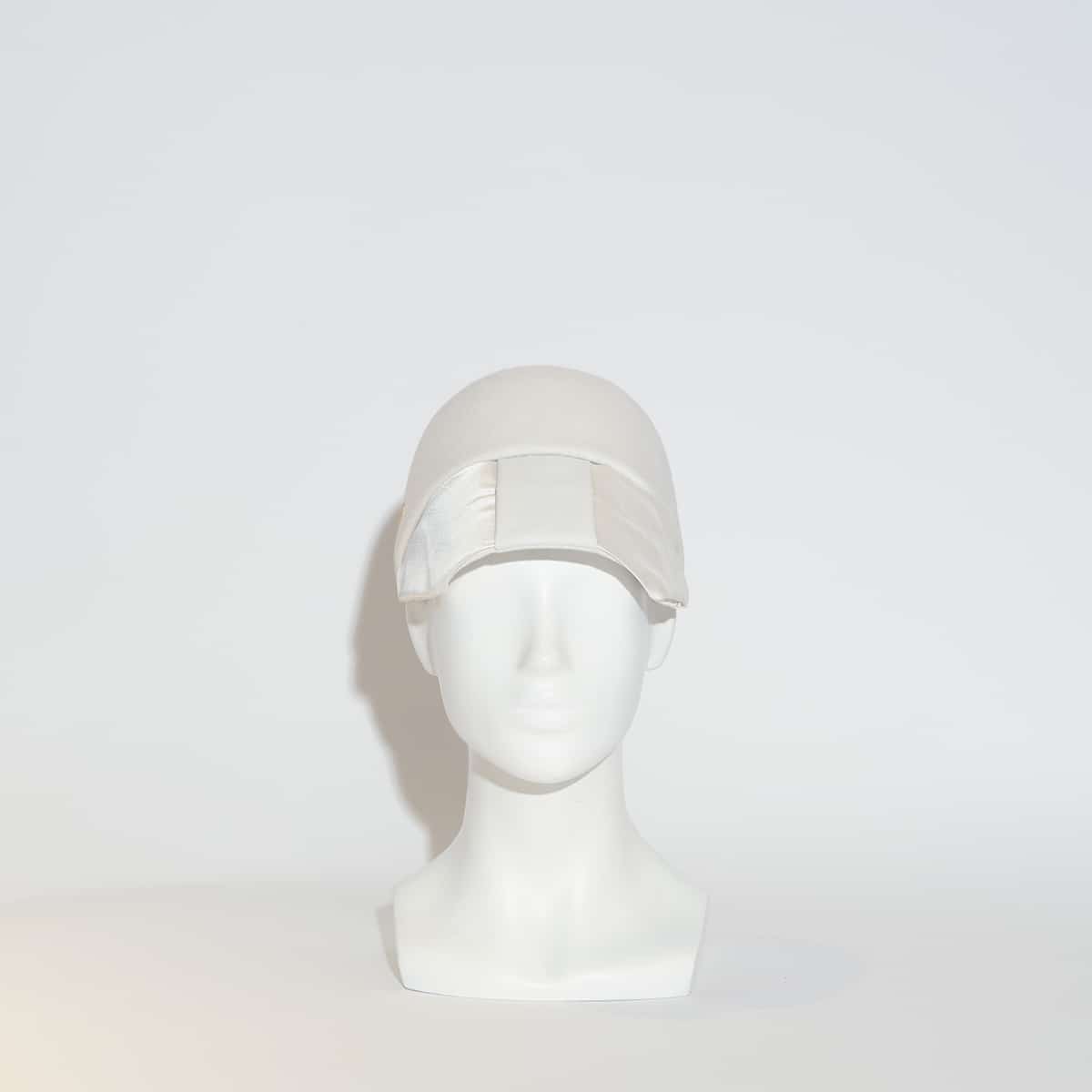 Découvrez Barberella, notre sublime casquette en feutre de lapin blanche, imaginée et conçue par la modiste italienne Veronica Marucci au sein de son atelier parisien. D'autres modèles et coloris sont disponibles au sein de la chapellerie. 