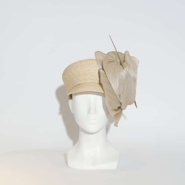 Découvrez Serena, notre casquette en paille naturelle avec détail fleurs en fibre de banane, création imaginée et conçue par la modiste Veronica Marucci. 