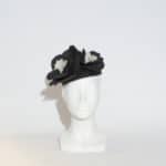 Envie d'un couvre chef élégant et sophistiqué? La modiste italienne Veronica Marucci a imaginé et conçu un petit chapeau paille à détails fleuris. N'attendez plus et venez le découvrir au sein de notre chapellerie.