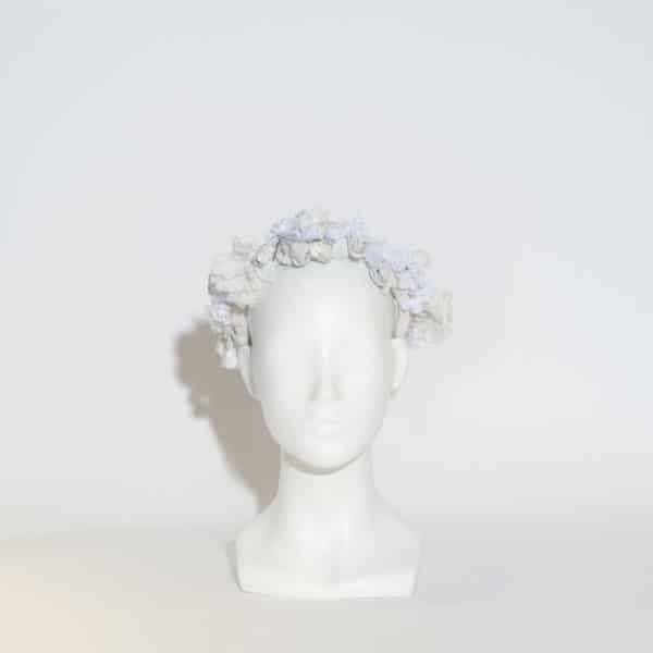 Adoptez un style floral avec notre serre-tête avec détail fleurs et roses blanches, imaginé et conçu par la modiste Veronica Marucci.