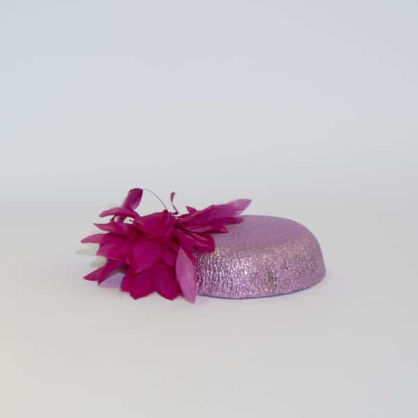 La couleur de l'été mêlée à un accessoire atypique.... Venez découvrir notre petit tambourin en cuir fuchsia accompagné d'une délicate fleur. 
