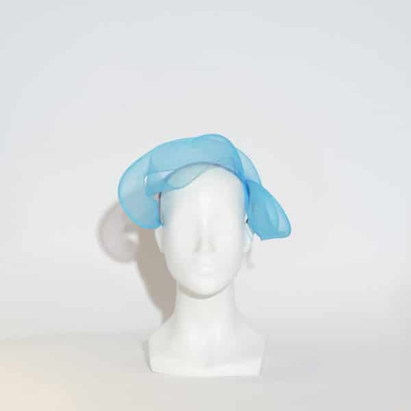 Envie d'un accessoire léger et élégant? Optez pour notre serre-tête fin bleu avec détail crin ton sur ton. D'autres modèles sont disponibles sur demande par e-mail ou rendez nous visite en boutique. 