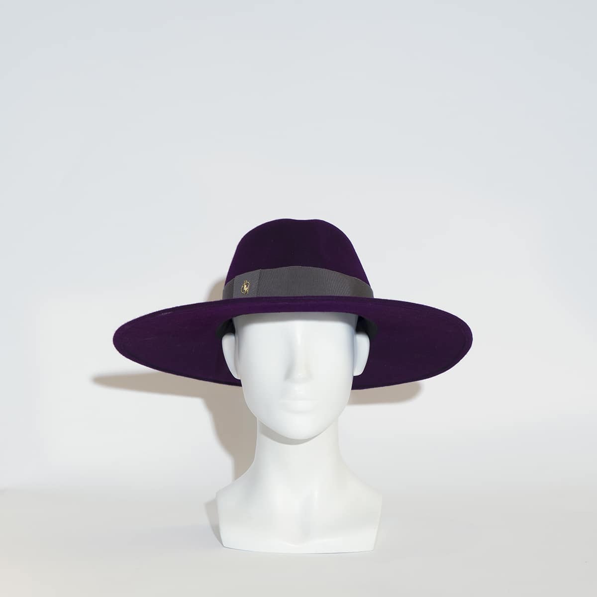 Retrouvez notre intemporel Baptiste. Un magnifique fedora à bord large en feutre violet. D'autres coloris sont disponibles sur demande par e-mails. 