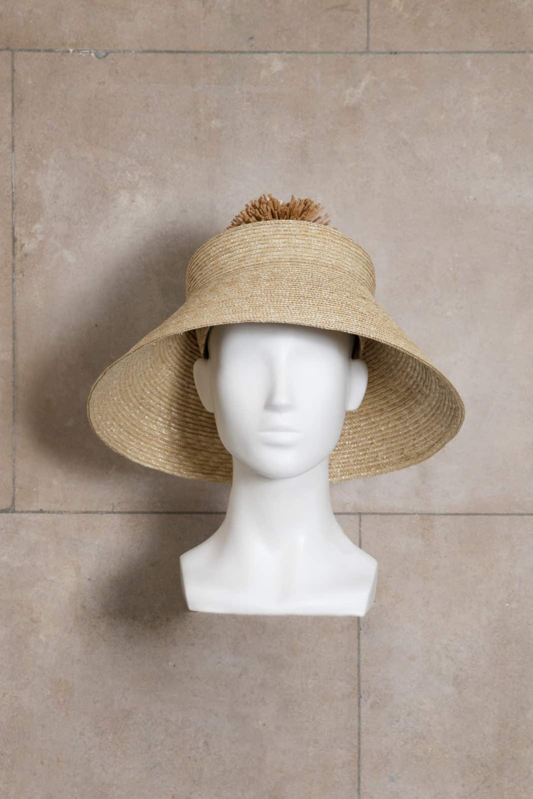 It's all in the details! Envie de nouveauté pour cet été? Découvrez notre chapeau Capri en paille avec détail pompom en raffia sur le dessus.