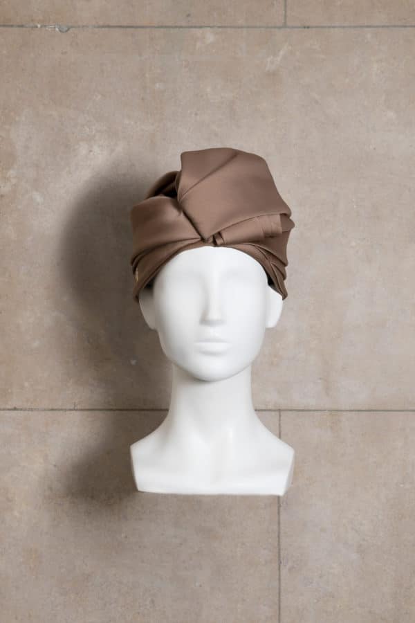 Envie de changement? Venez découvrir notre turban en satin duchesse, imaginé et conçu par la modiste italienne Veronica Marucci.
