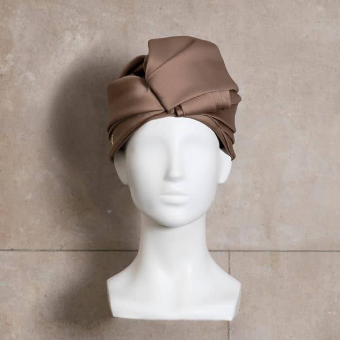 Envie de changement? Venez découvrir notre turban en satin duchesse, imaginé et conçu par la modiste italienne Veronica Marucci.