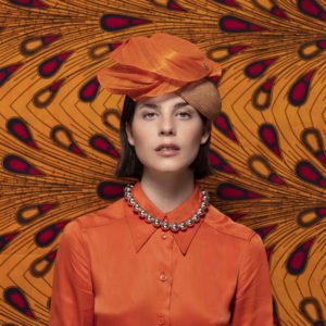 Magnifique bibi en paille et en crin orange, imaginé et conçue par la modiste italienne Veronica Marucci au sein de son atelier parisien