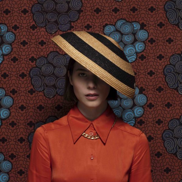 Une pièce iconique revisitée? Venez découvrir notre béret en paille bi color, imaginé et conçu par la modiste italienne, Veronica Marucci.